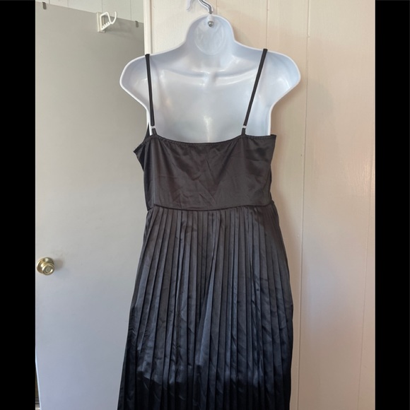 Prettylittlething black pleated dress sleeveless - Picture 2 of 5